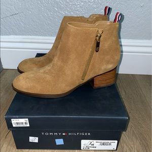 Tommy Hilfiger• booties✨